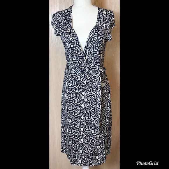 Banana Republic Dresses & Skirts - Banana Republic Black & White Wrap Dress Sz M EUC